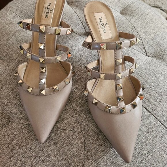 VALENTINO GARAVANI Rockstud Patent Leather Mules 50MM, size 38.5, color Poudre - Picture 4 of 12